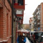 Un hombre pasea por la calle Caamaño en el barrio de las Delicias de Valladolid