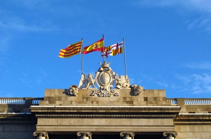 El Ayuntamiento de Barcelona con las tres banderas oficiales