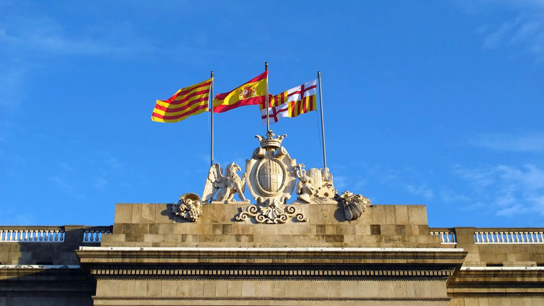 El Ayuntamiento de Barcelona con las tres banderas oficiales