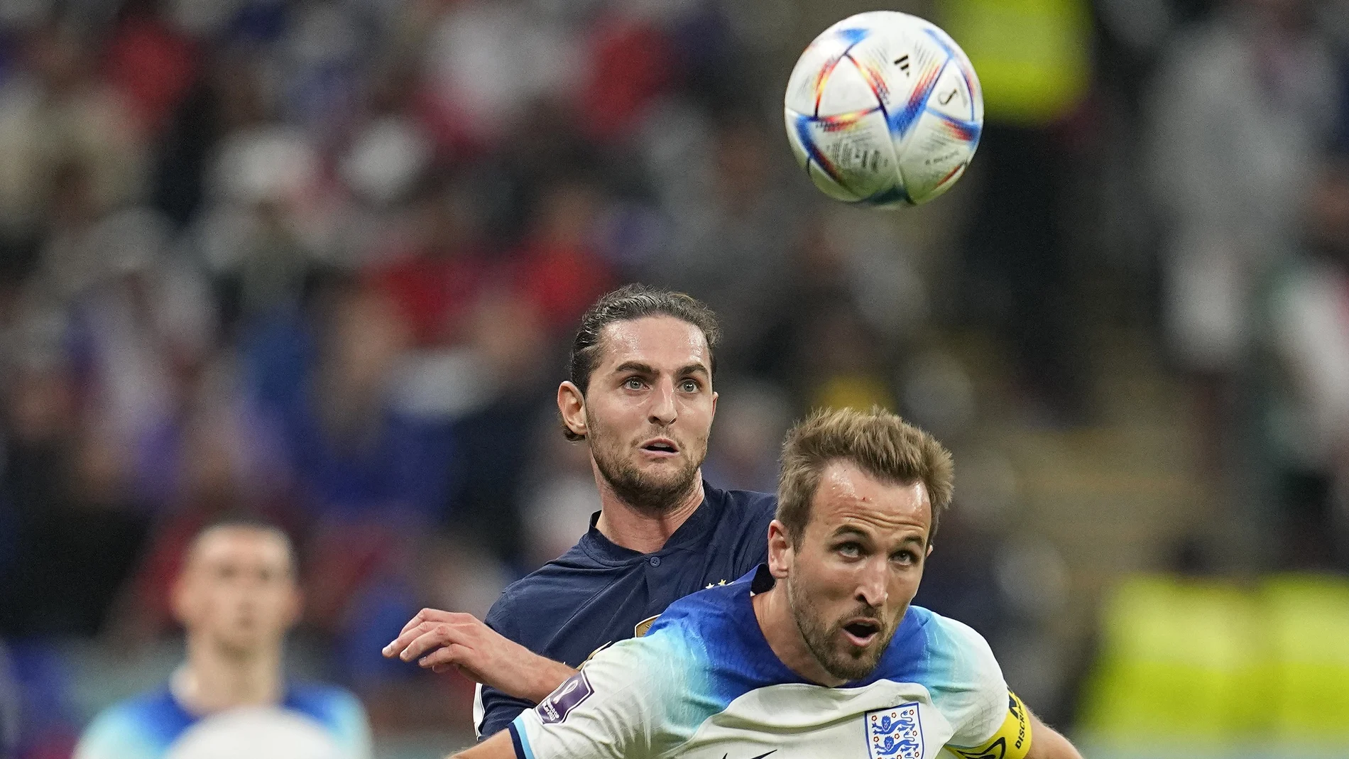 Rabiot intentando robar un balón a Harry Kane