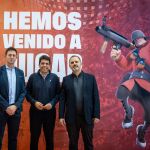 De izquierda a derecha: Óscar Yáñez, Director de Marketing de Encom Games, Carlos Mazón, Presidente del Partido Popular en la Comunidad Valenciana y Arturo Castelló, CEO de Encom Games.