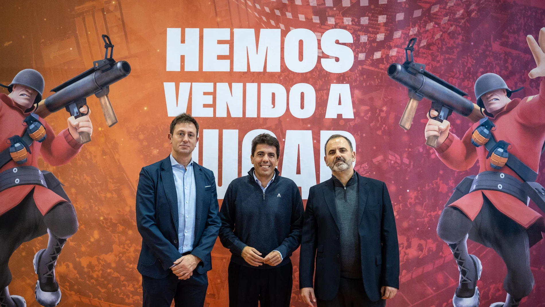 De izquierda a derecha: Óscar Yáñez, Director de Marketing de Encom Games, Carlos Mazón, Presidente del Partido Popular en la Comunidad Valenciana y Arturo Castelló, CEO de Encom Games.