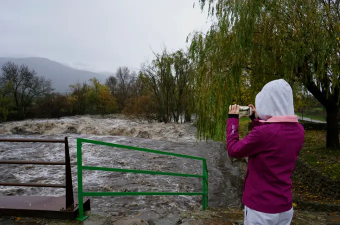 La borrasca Efraín deja a su paso inundaciones, carreteras cortadas y vecinos desalojados