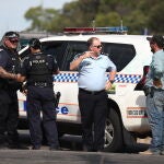Agentes de la policía australiana en el lugar del tiroteo en Wieambilla, Queensland (Australia)