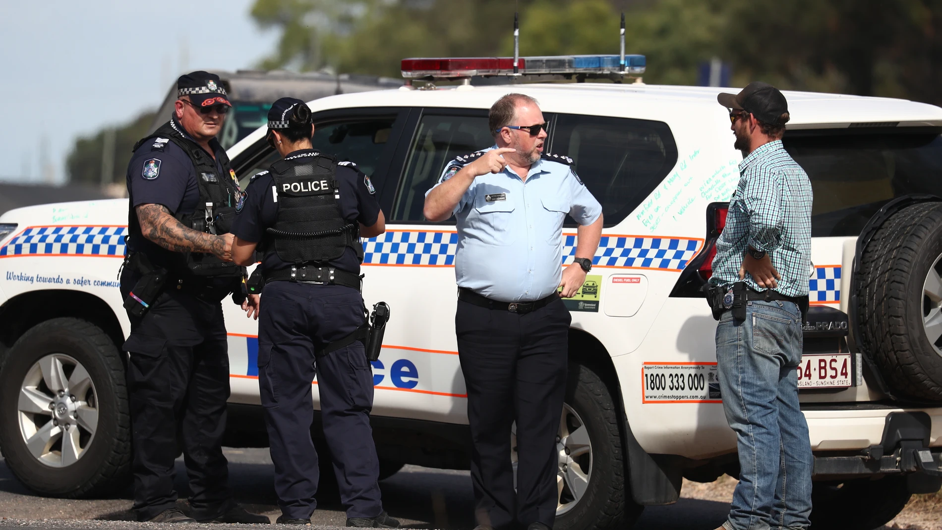 Agentes de la policía australiana en el lugar del tiroteo en Wieambilla, Queensland (Australia)