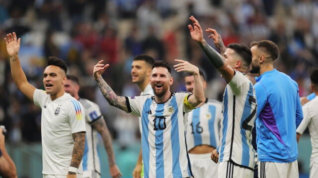 Messi celebra el pase a la final con sus compañeros