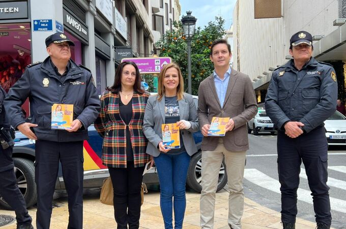 La delegada del Gobierno, Pilar Bernabé, junto a los mandos policiales y representantes de los comerciantes