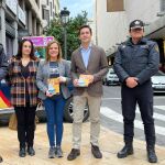 La delegada del Gobierno, Pilar Bernabé, junto a los mandos policiales y representantes de los comerciantes