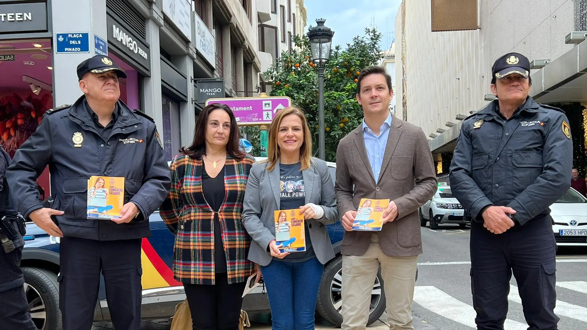 La delegada del Gobierno, Pilar Bernabé, junto a los mandos policiales y representantes de los comerciantes