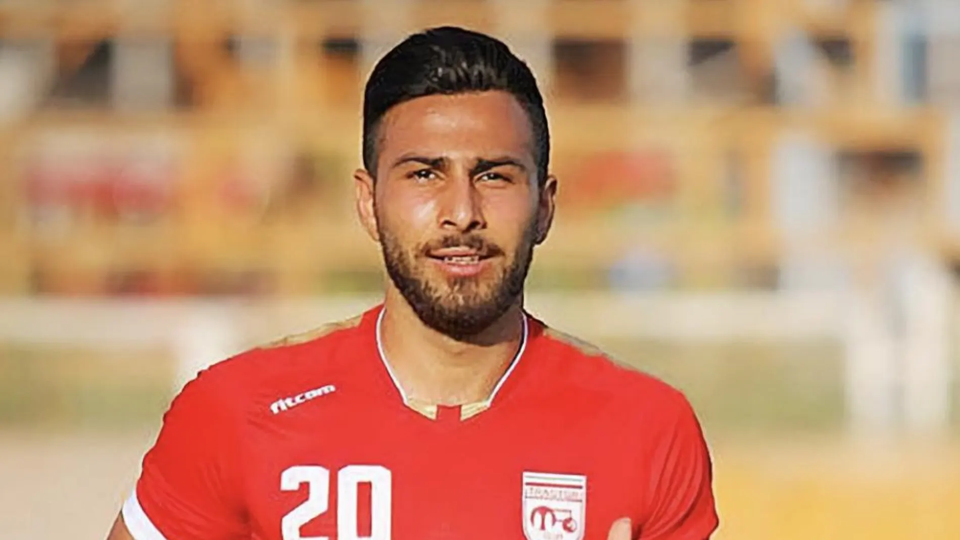 El futbolista Amir Nasr Azadani durante un partido de fútbol