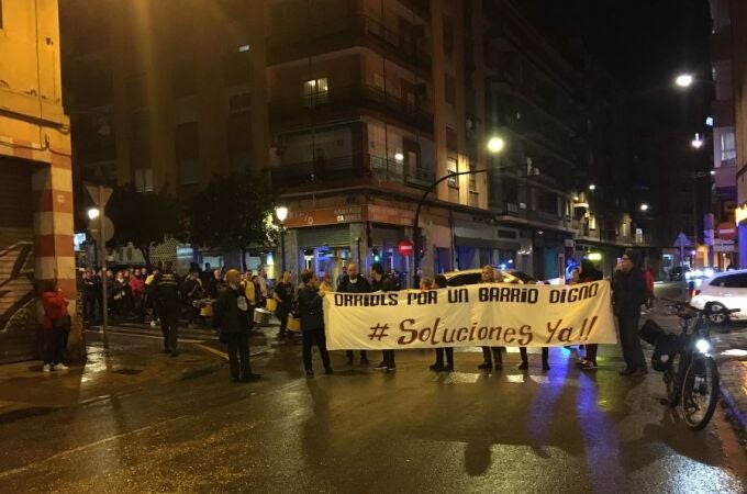 Vecinos de Orriols se manifiestan por la inseguridad
