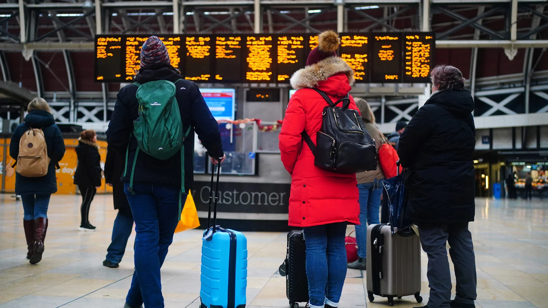 Personas con maletas en la estación de Paddington, en Londres, durante una huelga de miembros del sindicato Rail, Maritime and Transport