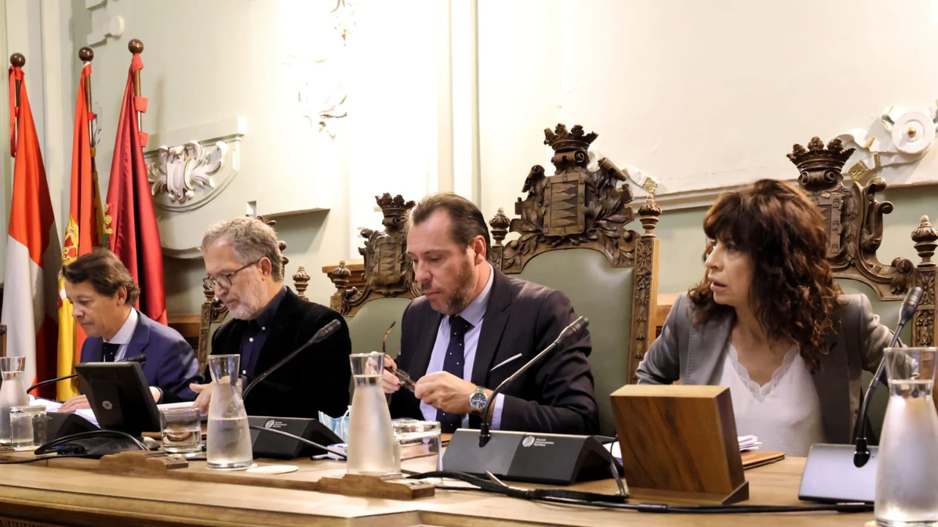 Óscar Puente preside el Pleno de Presupuestos en Valladolid junto a los concejales Saravia y Redondo