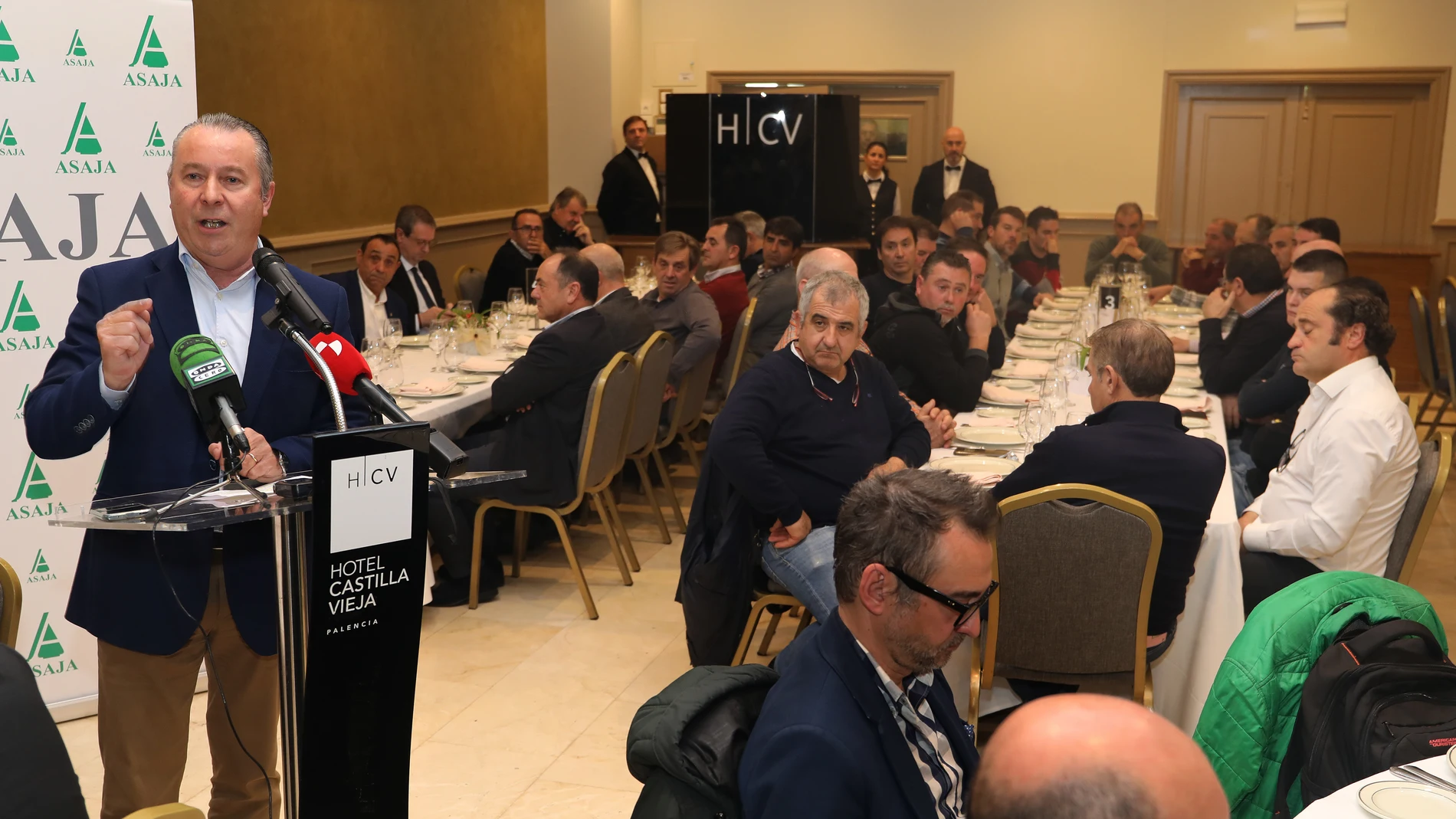 Donaciano Dujo realiza su balance agrario anual al que acuden todos los representantes comarcales y sectoriales, además de los representantes de las instituciones en la provincia
