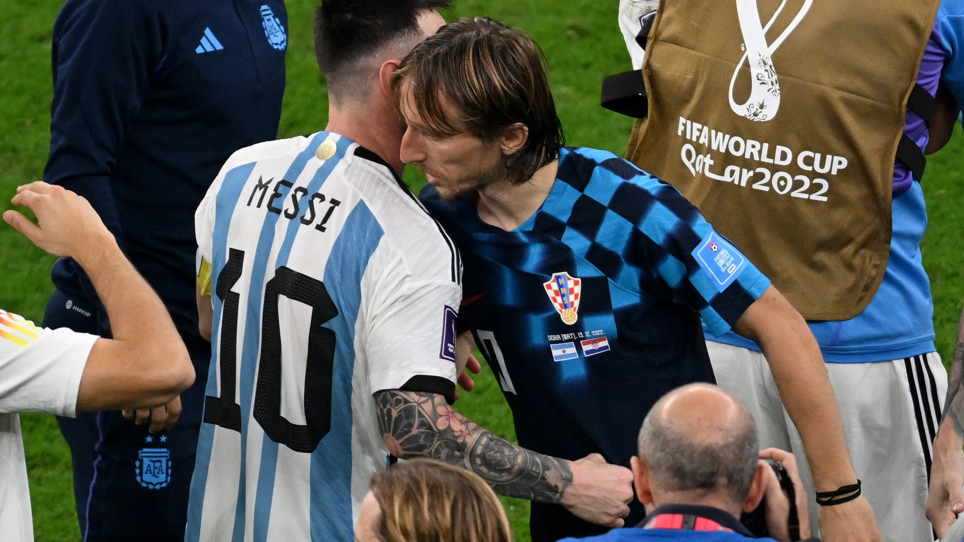 Messi y Modric se saludan después de la semifinal del Mundial de 2022 entre Argentina y Croacia