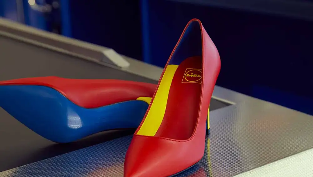 Zapatos de tacón con los colores corporativos de Lidl