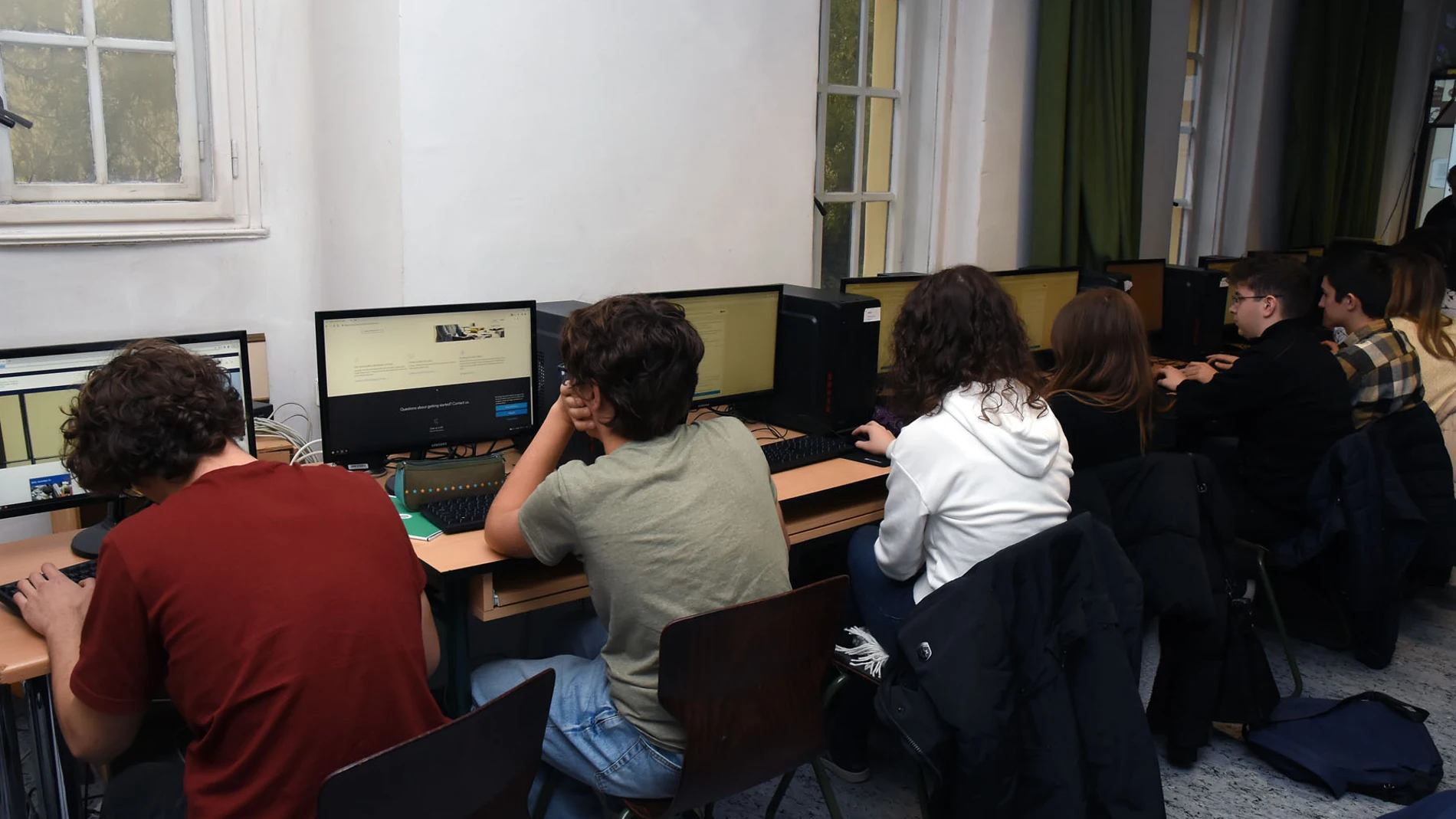 Alumnos del IE San Roque de Badajoz trabajando en la creación de mapas interactivos