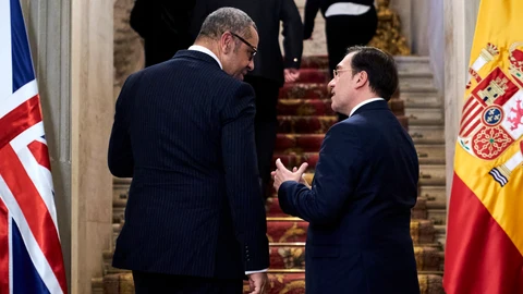 El ministro de Asuntos Exteriores, Unión Europea y Cooperación, José Manuel Albares (d), recibe a su homólogo británico, James Cleverly (i), en el Ministerio de Asuntos Exteriores, Unión Europea y Cooperación, a 14 de diciembre de 2022, en Madrid (España). El encuentro se produce dos semanas después de que Albares, en la rueda de prensa posterior a su reunión con las autoridades del Campo de Gibraltar, comentara que el acuerdo entre Reino Unido y la Unión Europea sobre Gibraltar podría llegar antes de finales de año.14 DICIEMBRE 2022;MADRID;ALBARES;HOMOLOGO BRITANICO;MINITERIO ASUNTOS EXTERIORESA. Pérez Meca / Europa Press14/12/2022