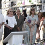 Gloria Camila, David Flores Carrasco , Rosa Benito y Gloria Mohedano durante el 16 aniversario del fallecimiento de Rocío Jurado