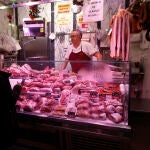 Una técnico del INE, apunta los precios de la carne en un mercado de Madrid