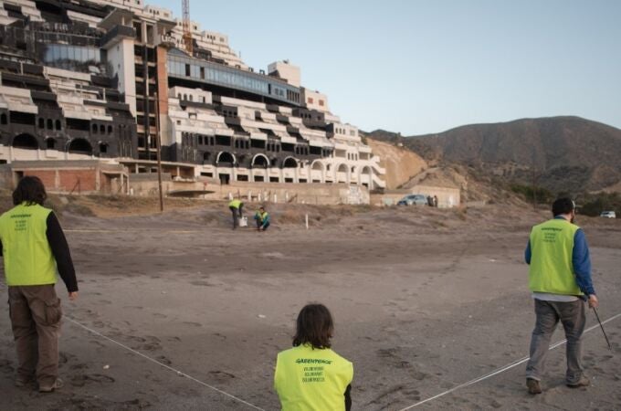 Activistas de Greenpeace frente al hotel del Algarrobico en Carboneras (Almería). GREENPEACE