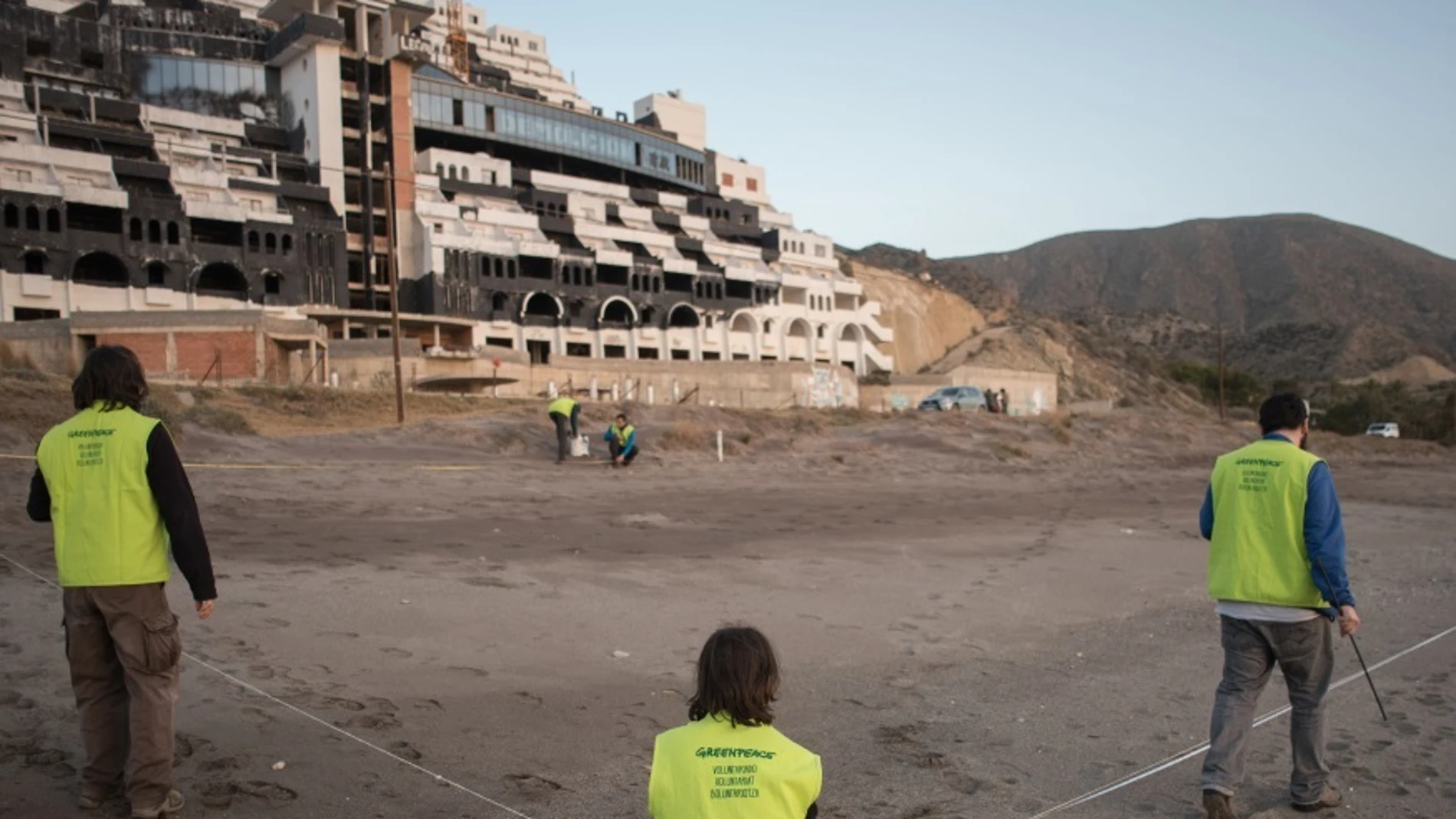 Activistas de Greenpeace frente al hotel del Algarrobico en Carboneras (Almería). GREENPEACE