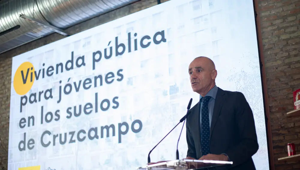 El alcalde de Sevilla, Antonio Muñoz, durante la rueda de prensa en la Factoría Cruzcampo