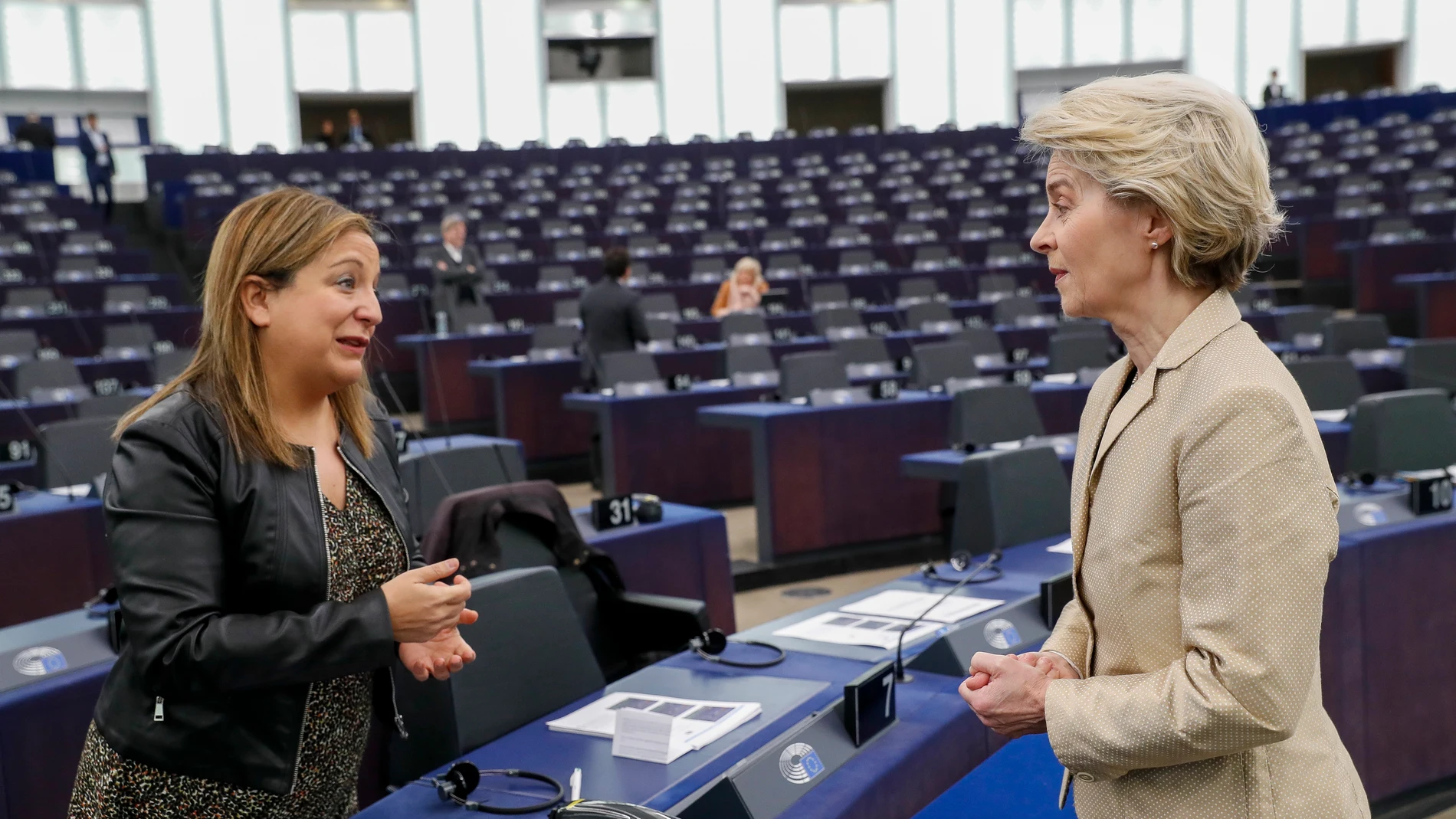La líder de los socialistas europeos, Iratxe Garcia, conversa con la presidenta de la Comisión Europea, Ursual von der Leyen