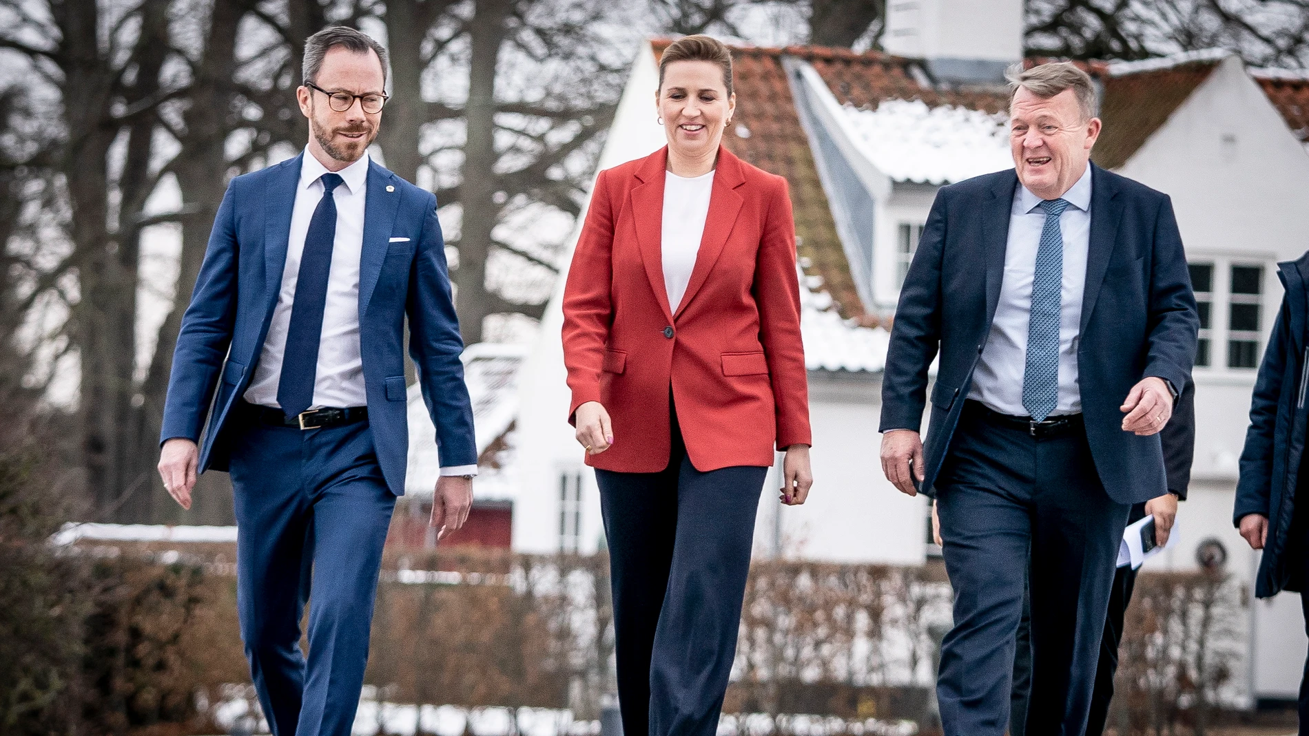 La socialdemócrata Mette Frederksen, flanquead por el liberal Jakob Ellemann-Jensen, y el moderado Lars Lokke Rasmussen
