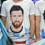 Aficionados de Argentina en el Mundial de Qatar 2022 con camisetas de Messi y Maradona