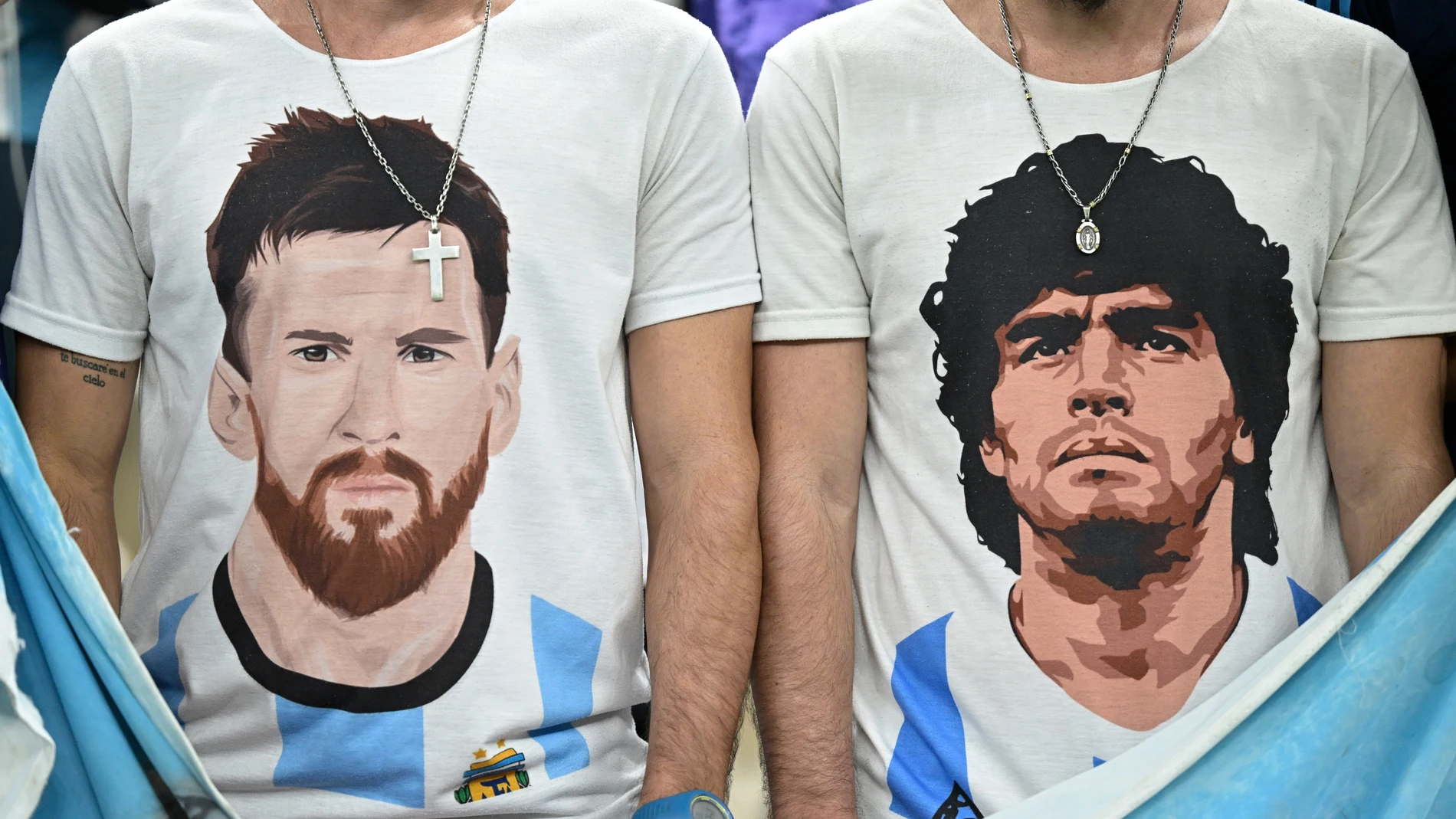 Aficionados de Argentina en el Mundial de Qatar 2022 con camisetas de Messi y Maradona