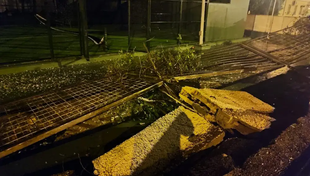 Destrozos ocasionados por el temporal en las pistas de pádel de Rota (Cádiz)AYUNTAMIENTO DE ROTA14/12/2022