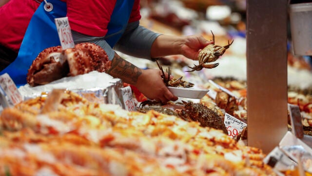 Puesto de pescado y marisco en un mercado de Madrid