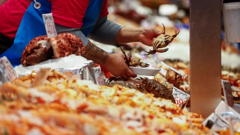Puesto de pescado y marisco en un mercado de Madrid
