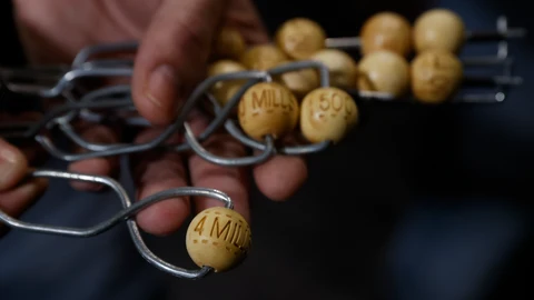 MADRID, 14/12/2022.- Los bombos del Sorteo Extraordinario de la Lotería de Navidad llegan al Teatro Real, cuando quedan sólo ocho días para que se celebre esta tradición que se convierte, como es habitual, en el pistoletazo de salida de las fiestas navideñas. En la imagen, bolas correspondientes al premio Gordo. EFE/ Juan Carlos Hidalgo