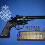 Revólver utilizado y cartuchos intervenidos al presunto autor de los disparos en Salamanca