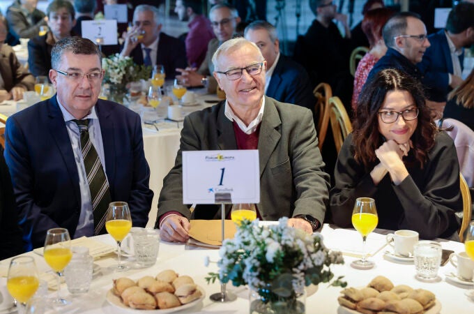 El alcalde de València, Joan Ribó (c), en la imagen, junto a la vicepresidenta Aitana Mas y el presidente de Les Corts, Enric Morera, protagoniza el desayuno informativo del "Fórum Europa. Tribuna Mediterránea"