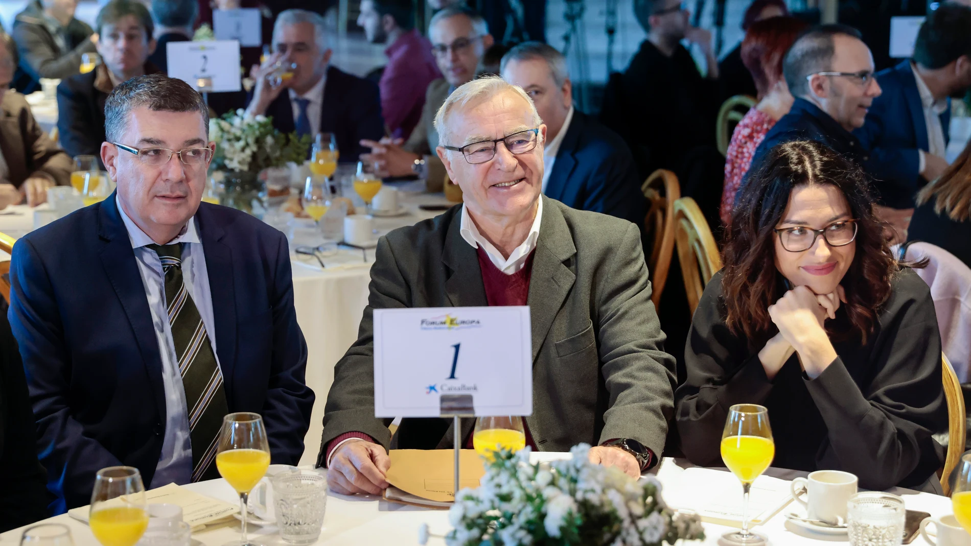 El alcalde de València, Joan Ribó (c), en la imagen, junto a la vicepresidenta Aitana Mas y el presidente de Les Corts, Enric Morera, protagoniza el desayuno informativo del "Fórum Europa. Tribuna Mediterránea"