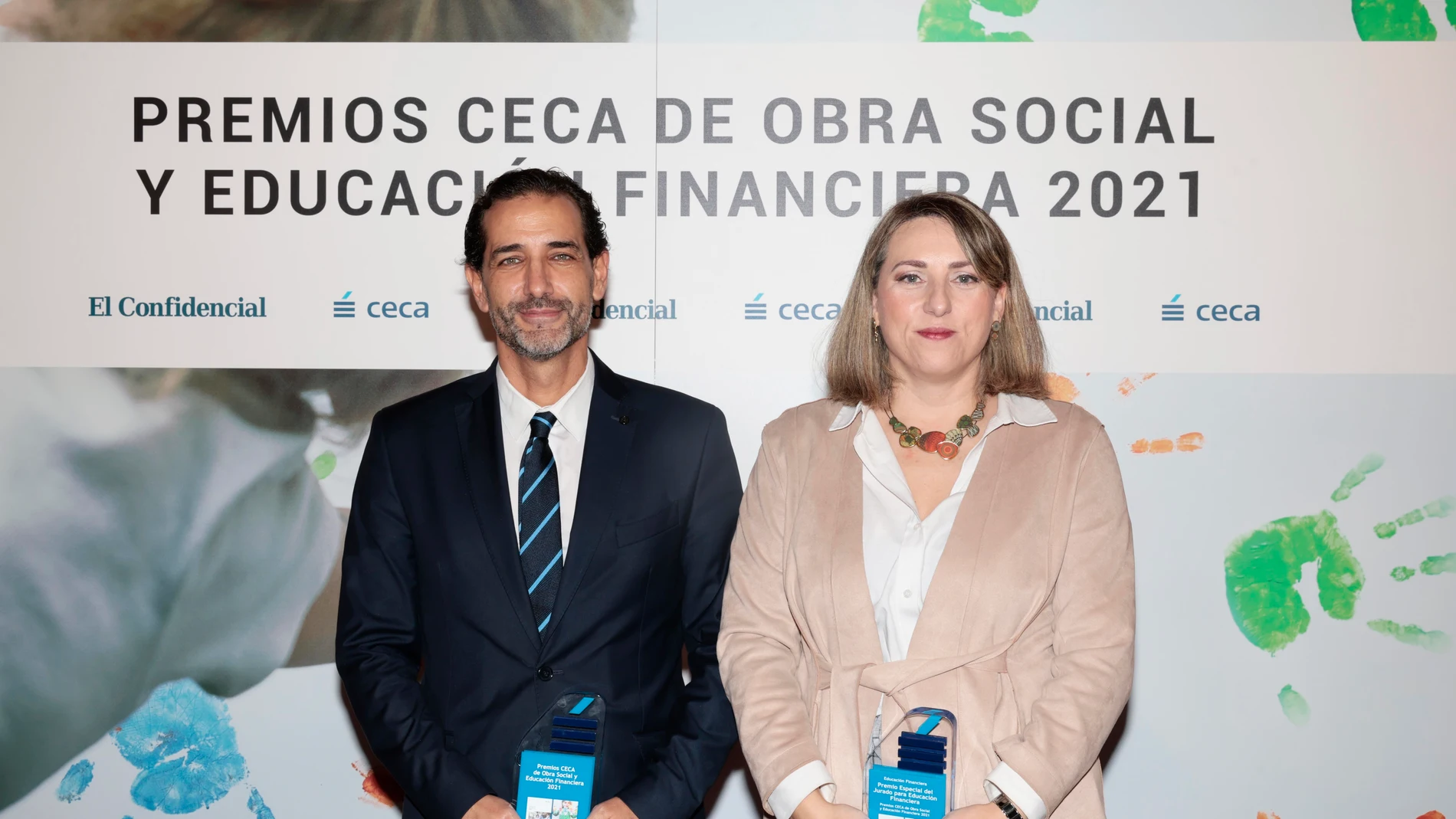 El director de Actividades Sociales de la Fundación Unicaja, Miguel Gil, y María del Mar Molina, miembro del Proyecto Edufinet, posan tras recoger el premio
