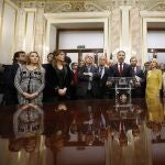 El líder de Vox, Santiago Abascal rodeado por su grupo parlamentario en el Congreso