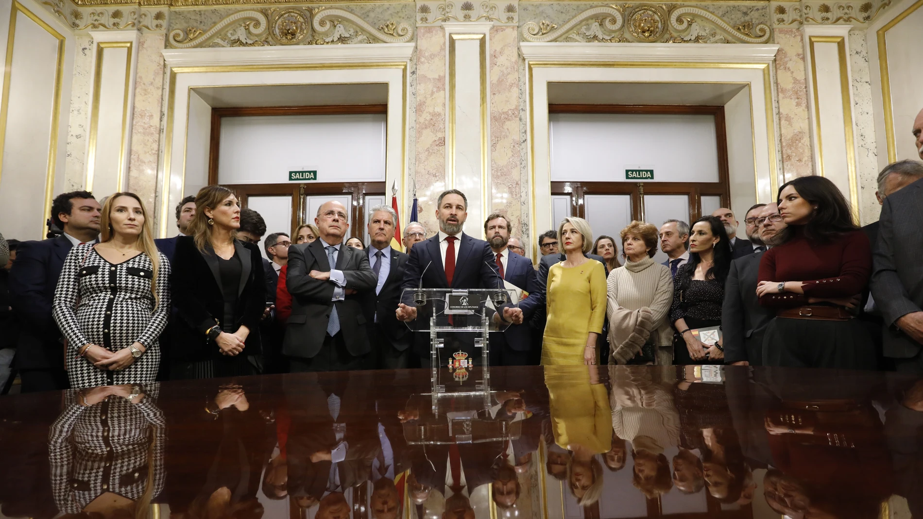 El líder de Vox, Santiago Abascal rodeado por su grupo parlamentario en el Congreso
