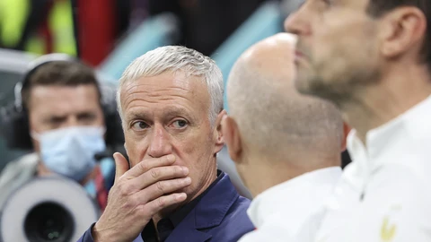 Didier Deschamps se dirige a uno de sus ayudantes en la semifinal ante Marruecos
