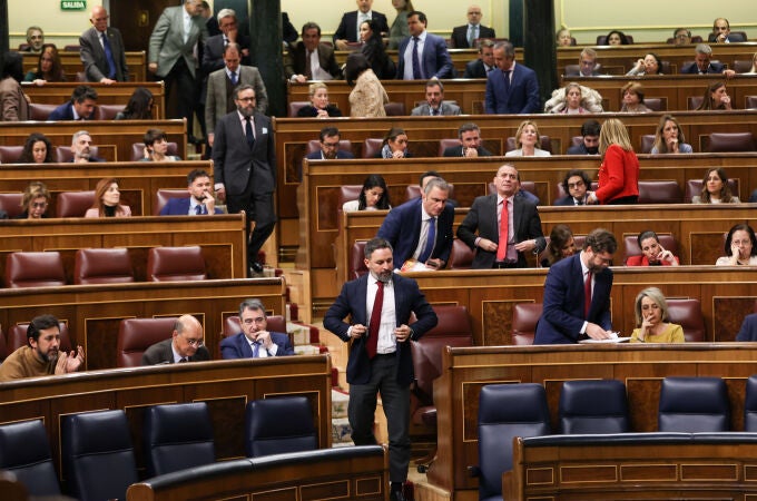 El líder de Vox, Santiago Abascal, durante el pleno extraordinario del Congreso de los Diputados abandona el hemiciclo junto a su Grupo Parlamentario.