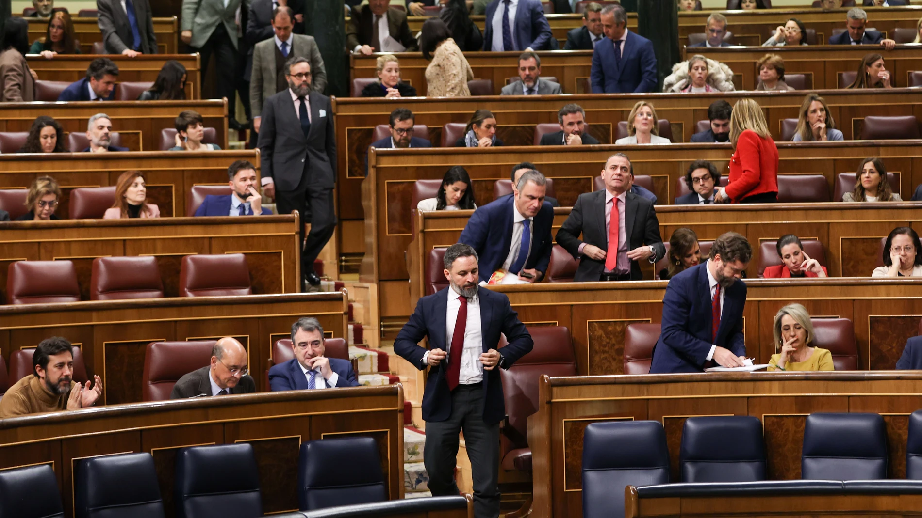 El líder de Vox, Santiago Abascal, durante el pleno extraordinario del Congreso de los Diputados abandona el hemiciclo junto a su Grupo Parlamentario.