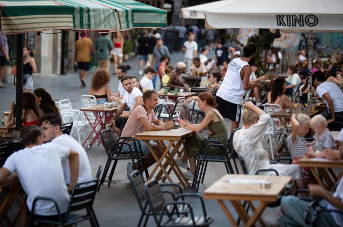 Varias personas sentadas en una terraza de Barcelona