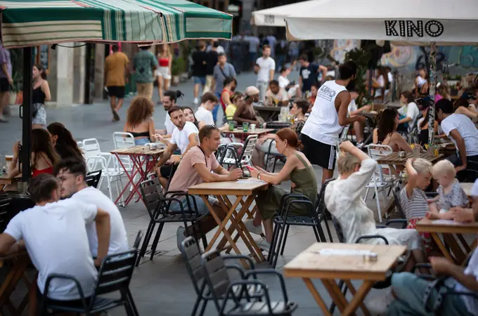 Guerra de las terrazas: Colau experimenta con sonómetros y mesas más pequeñas en Barcelona
