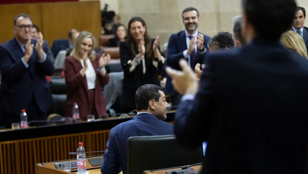 El presidente de la Junta de Andalucía, Juanma Moreno, aplaudido por la bancada popular en la sesión de control al Gobierno. María José López / Europa Press