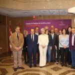 Mario Amilivia junto a los trabajadores que han recibido la distinción