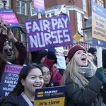 Enfermeros británicos cortan el tráfico en el exterior del Hospital Royal Marsden de Londres