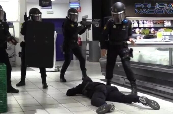 Simulacro de la Policía Nacional en un centro comercial de El Puerto (Cádiz). POLICÍA NACIONAL